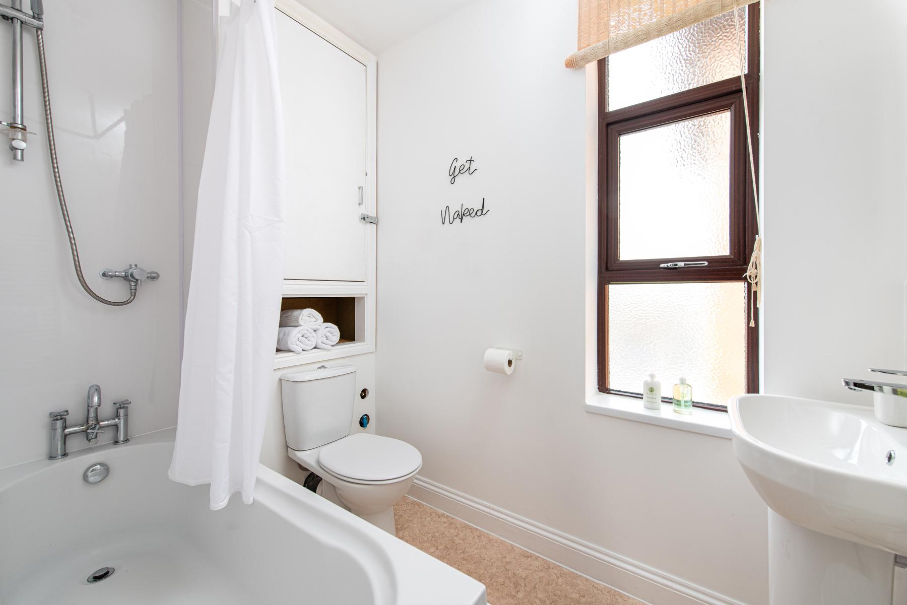 Spacious 2 bedroom flat by MatchstickStays2